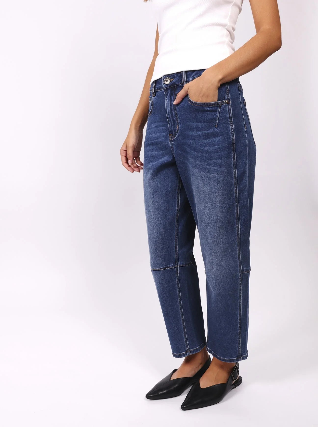 Toni Barrel Jean in Dark Wash