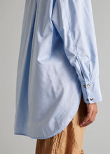 Load image into Gallery viewer, Milford Oversized Shirt in Sky by LAU
